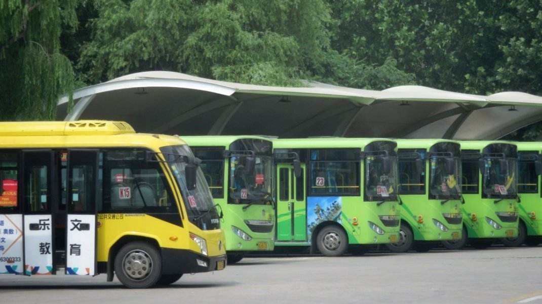 自发自用、余电上网，光伏发电为泰安公交车注入“绿色能源”