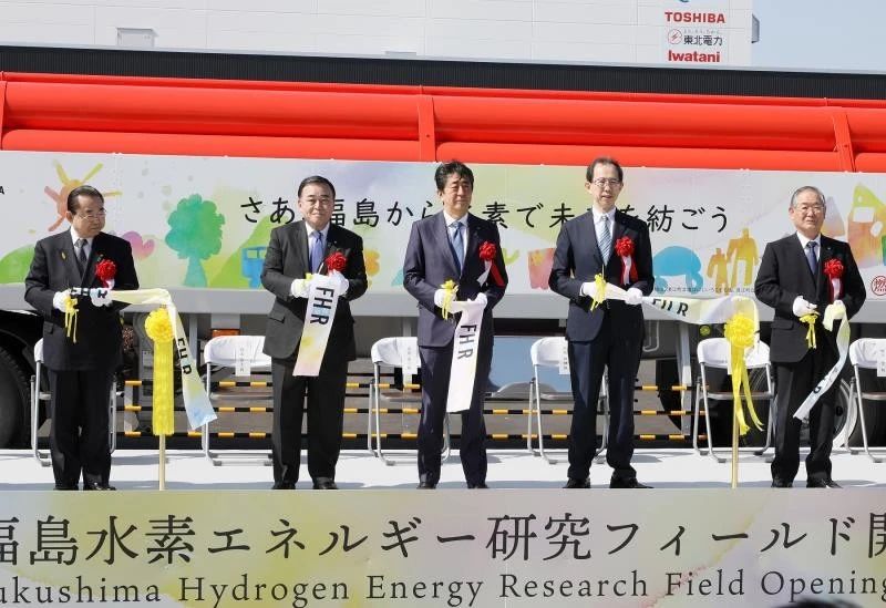 丰田第二代“MIRAI”氢能车首次亮相，安倍首乘