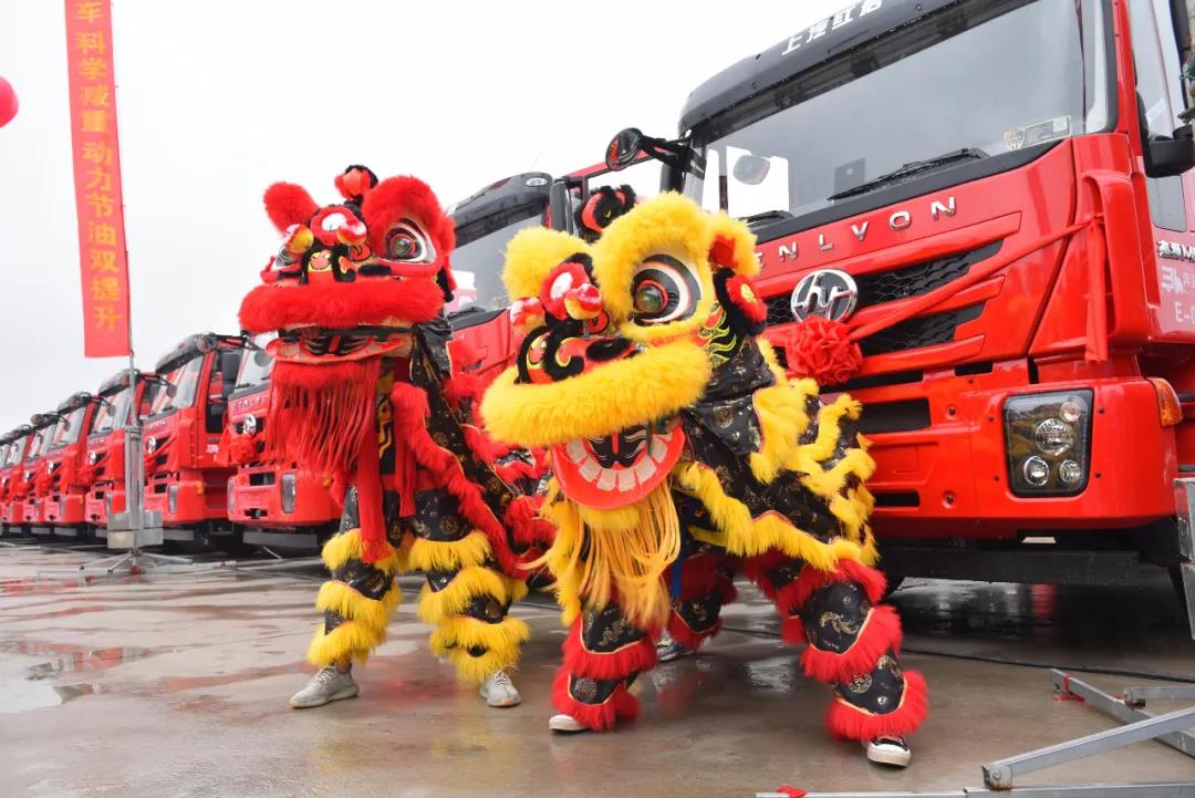 “公路英雄”出征武汉，上汽红岩首批百台砂石料运输牵引车交付客户