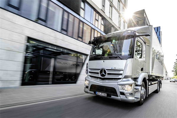 推动运输业向碳中和转型，量产梅赛德斯-奔驰eActros纯电动卡车全球首秀
