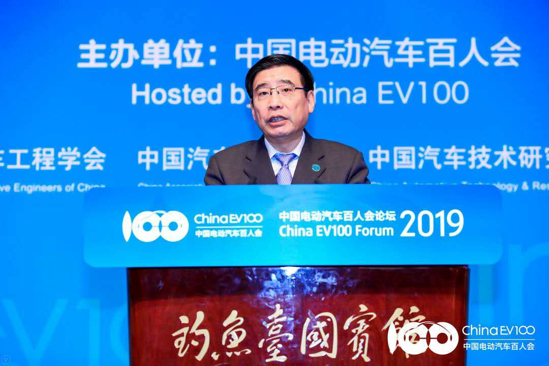 苗圩:新能源汽车走势机遇与挑战并存
