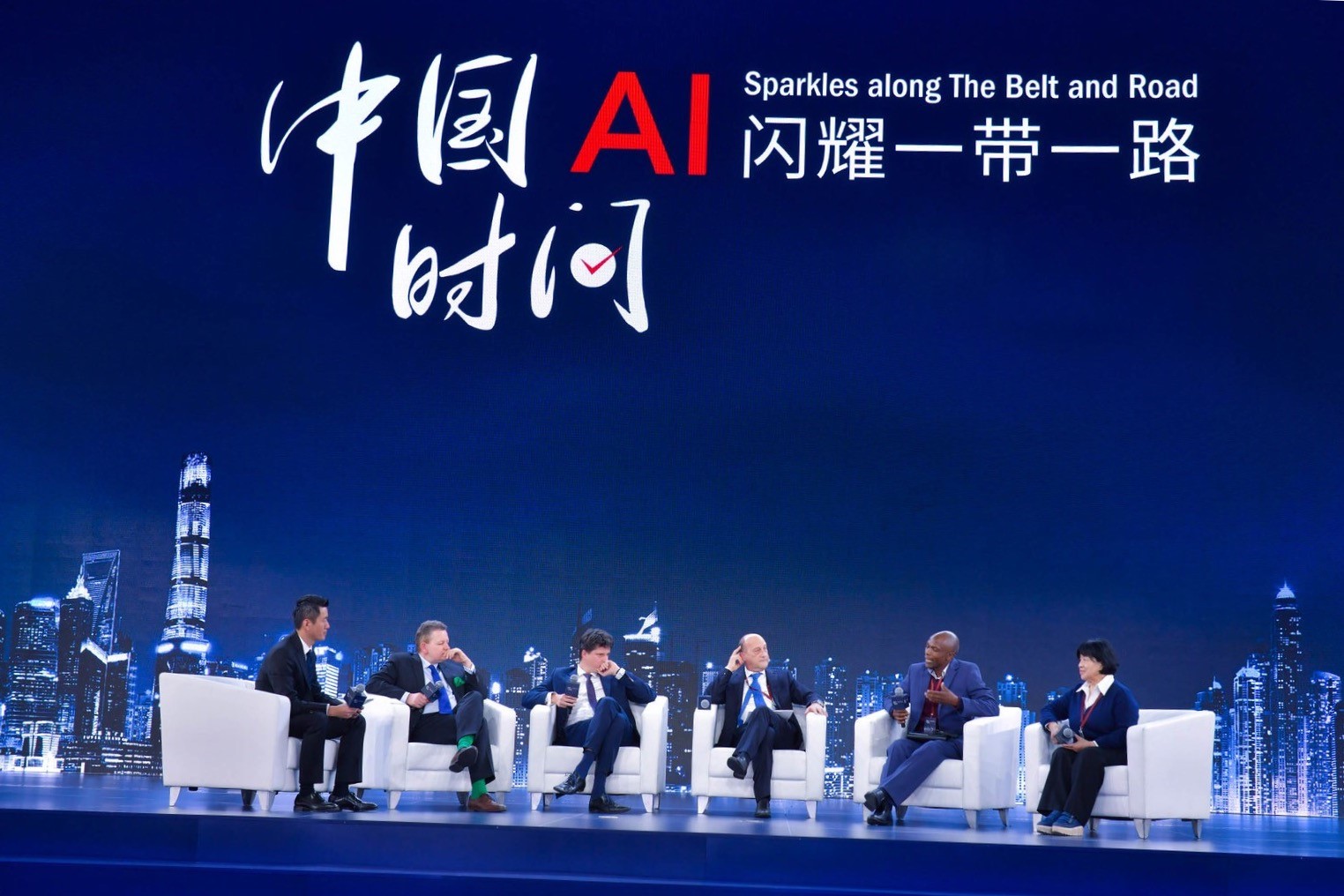 深兰科技携手申龙客车助力人工智能未来发展峰会