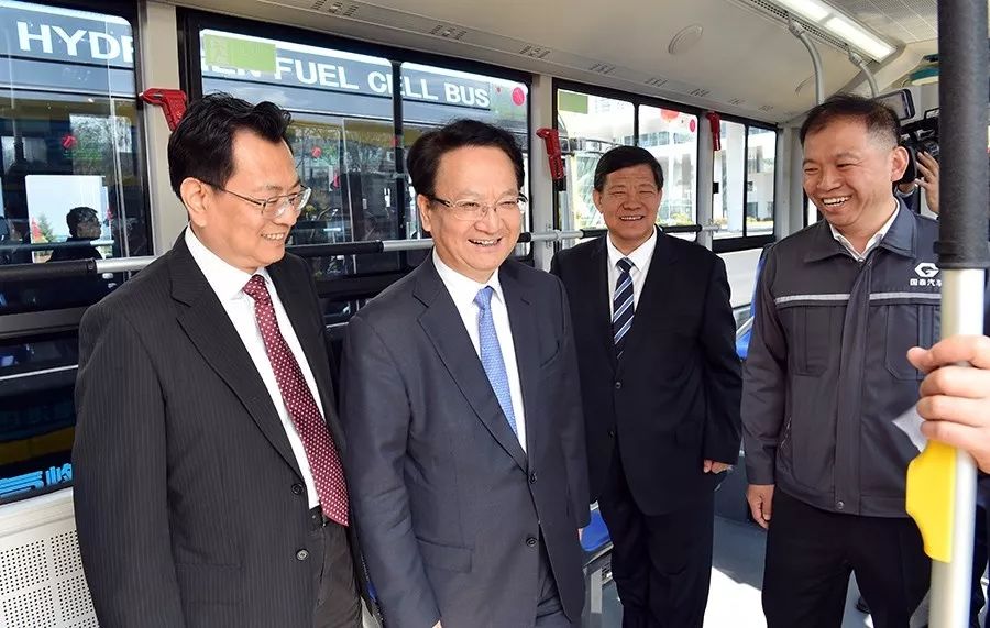 吉林省长延边调研，了解氢能源客车性能并体验乘坐