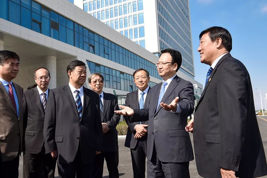 吉林省长延边调研，了解氢能源客车性能并体验乘坐