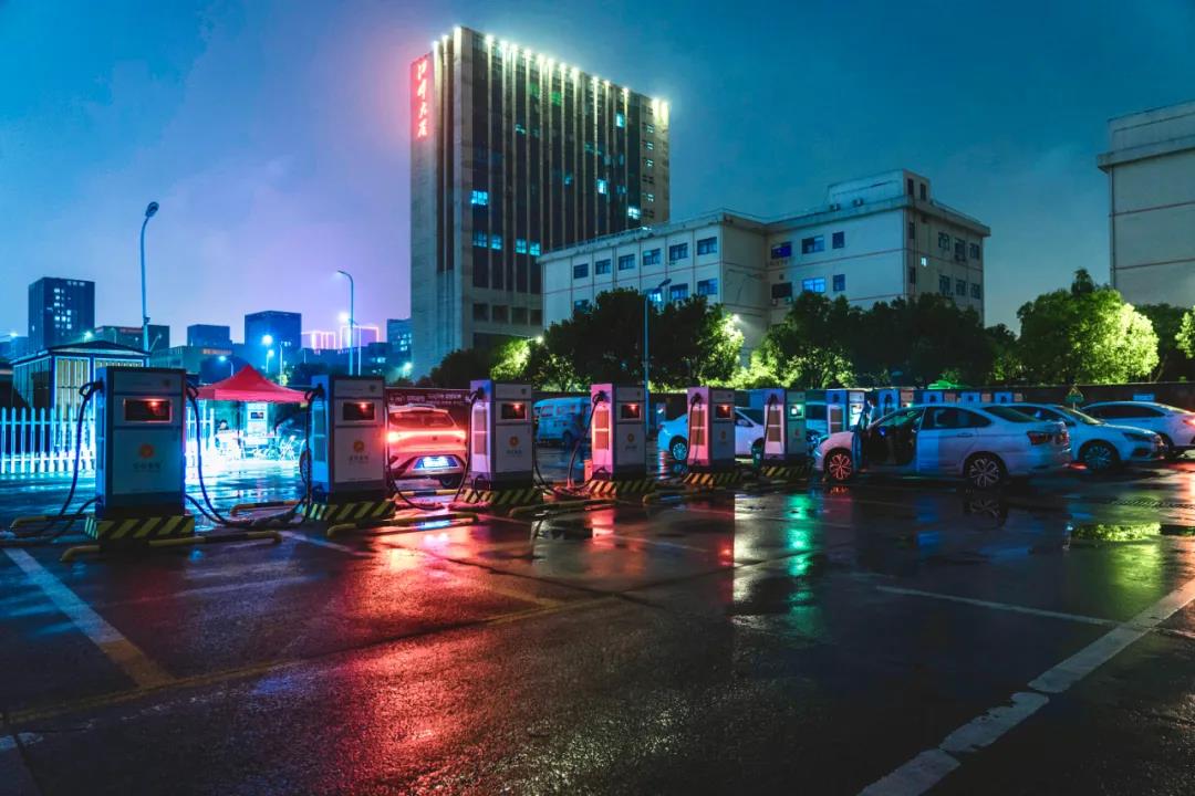 24小时高强度充电0故障，星星充电连续三年全力以赴“828低碳节”