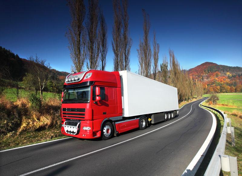 上千万卡车司机都是个体户：公路货运为何难以规模化？