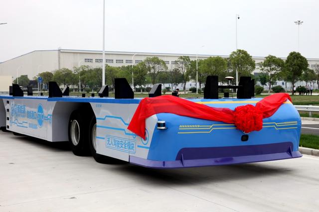 盐城移动港口“5G+无人自动驾驶集装箱卡车”正式交付使用