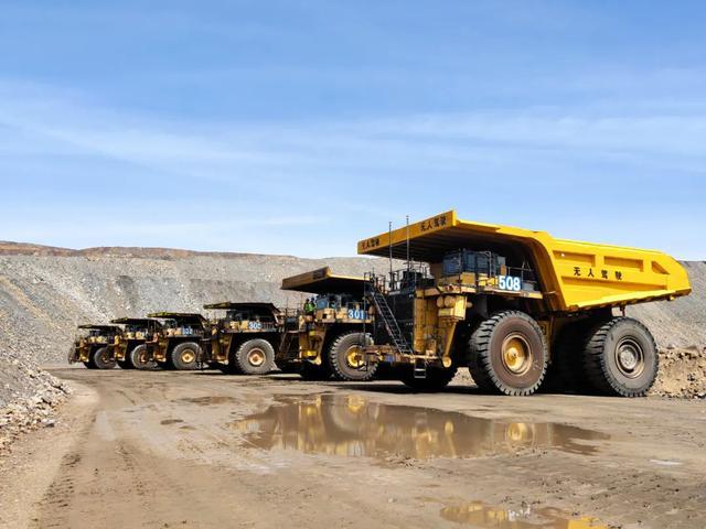 国内首台改造290吨无人驾驶矿用卡车成功混编作业连续运行
