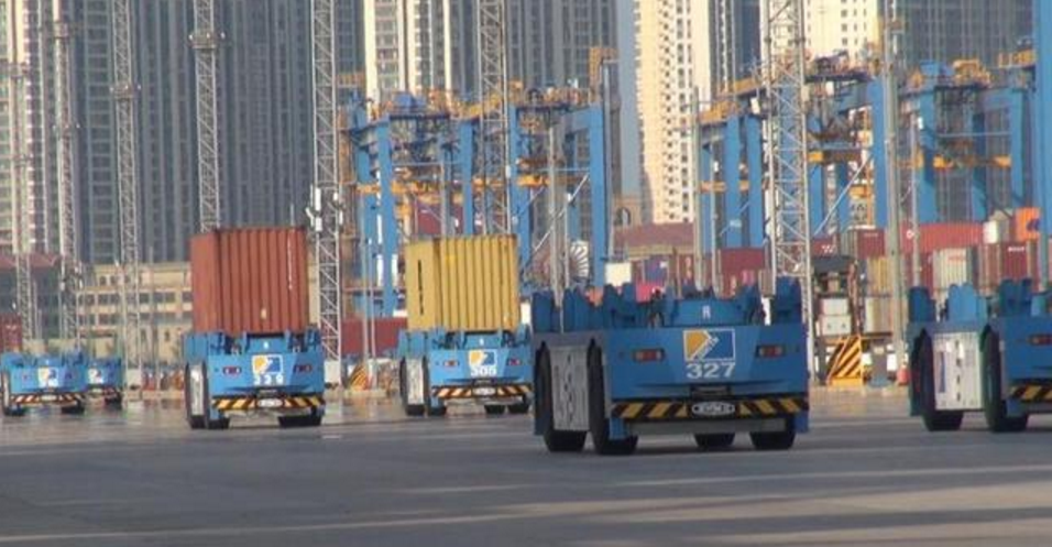 青岛港全自动化集装箱码头自动导引车精准作业