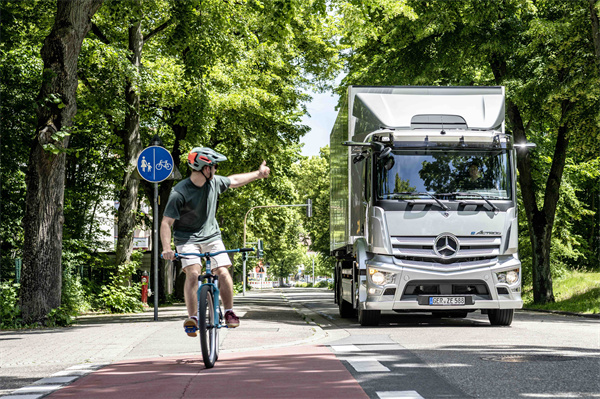推动运输业向碳中和转型，量产梅赛德斯-奔驰eActros纯电动卡车全球首秀