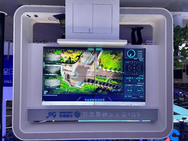 全国首个针对山地城市交通场景的5G无人驾驶小巴车队在重庆亮相