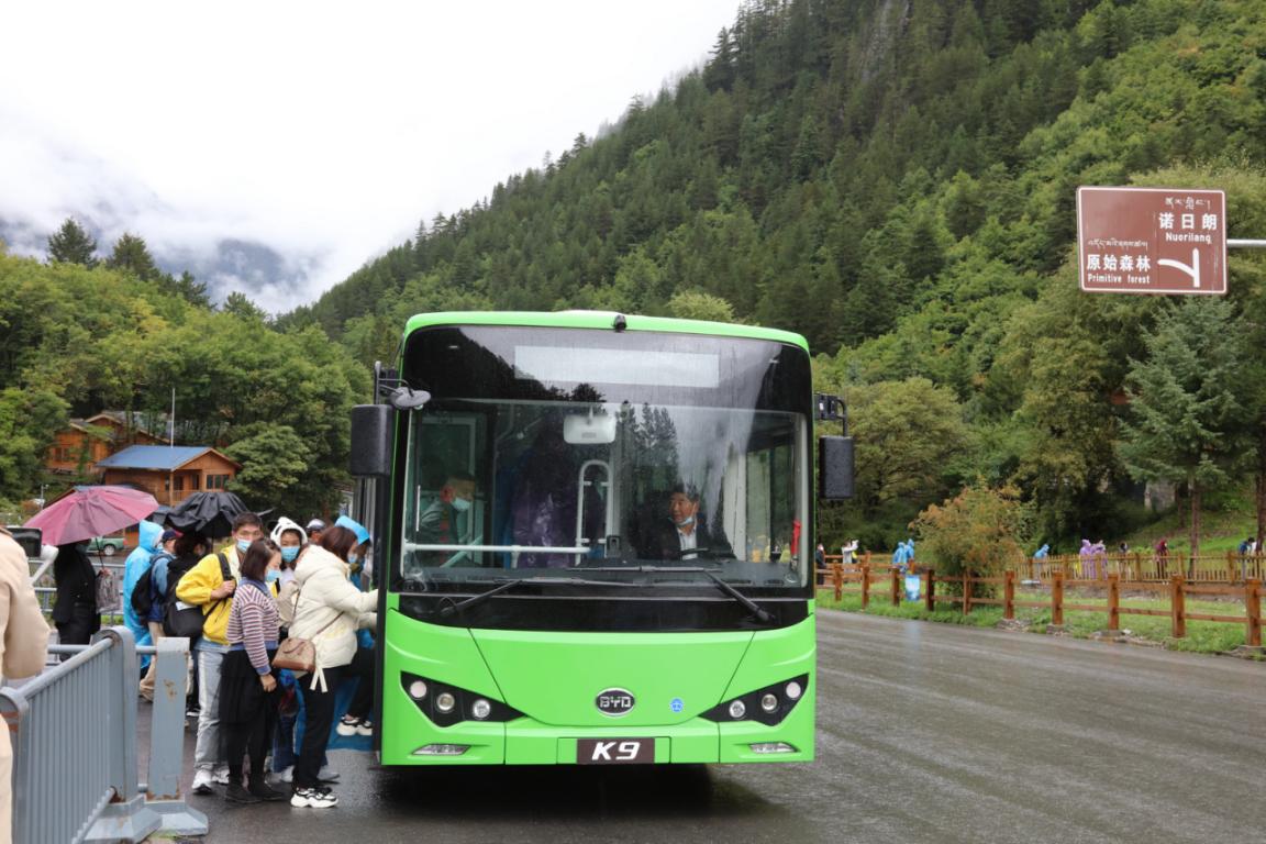 开启九寨沟绿色观光之旅，比亚迪纯电动客车守护最美人间仙境