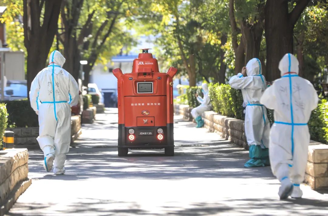 首辆京东物流无人驾驶快递车开进封控小区