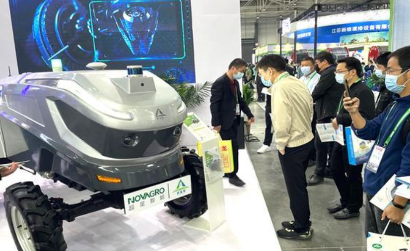 山东政府与清华合作项目超星智能新能源无人驾驶拖拉机落地亮相
