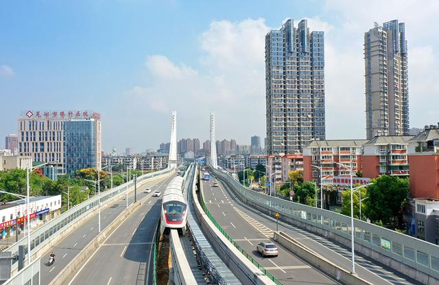 全国首条无人驾驶跨座式单轨正式开通运营