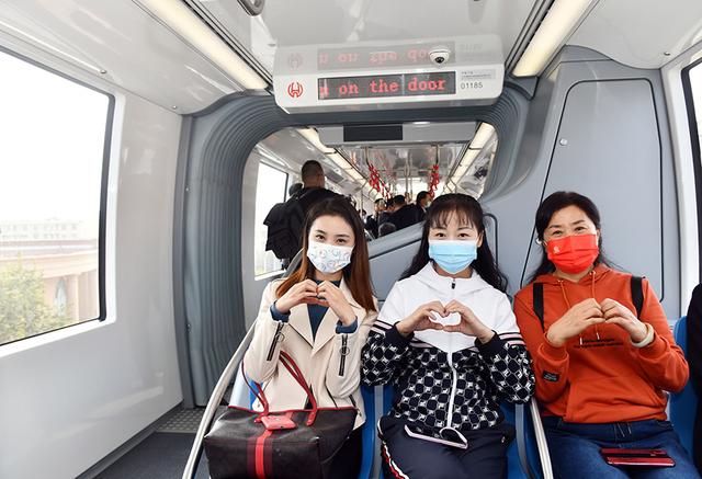全国首条无人驾驶跨座式单轨正式开通运营
