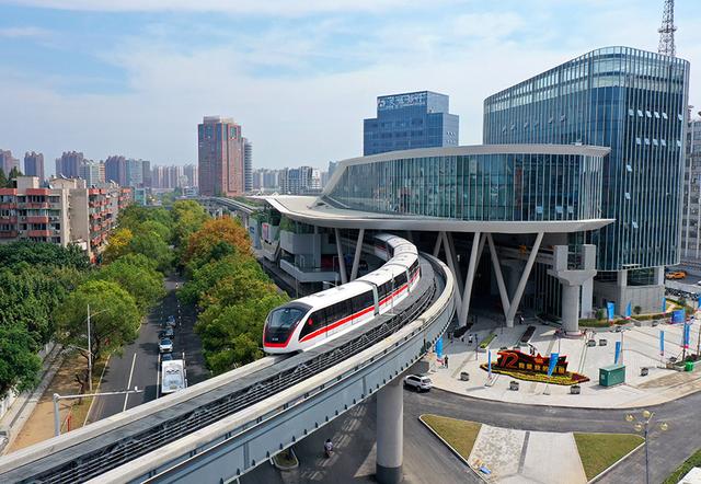 全国首条无人驾驶跨座式单轨正式开通运营