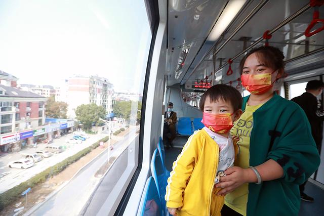 全国首条无人驾驶跨座式单轨正式开通运营