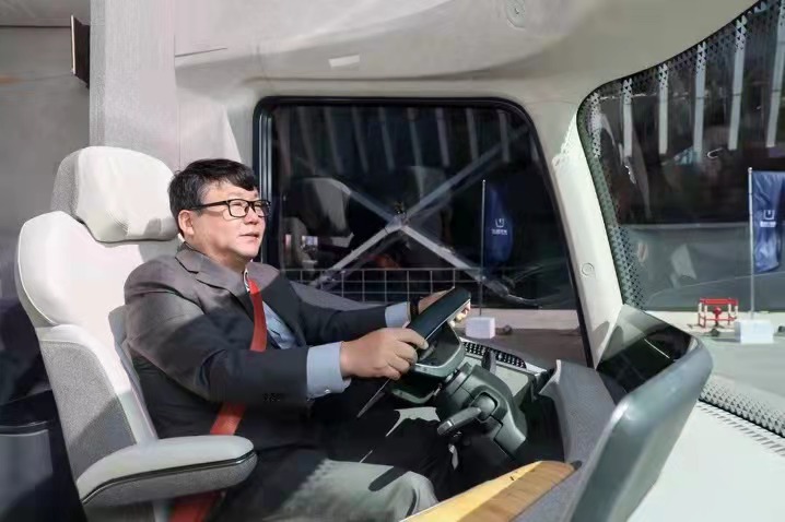 李书福换电、增程、甲醇一体房车重卡亮相了！