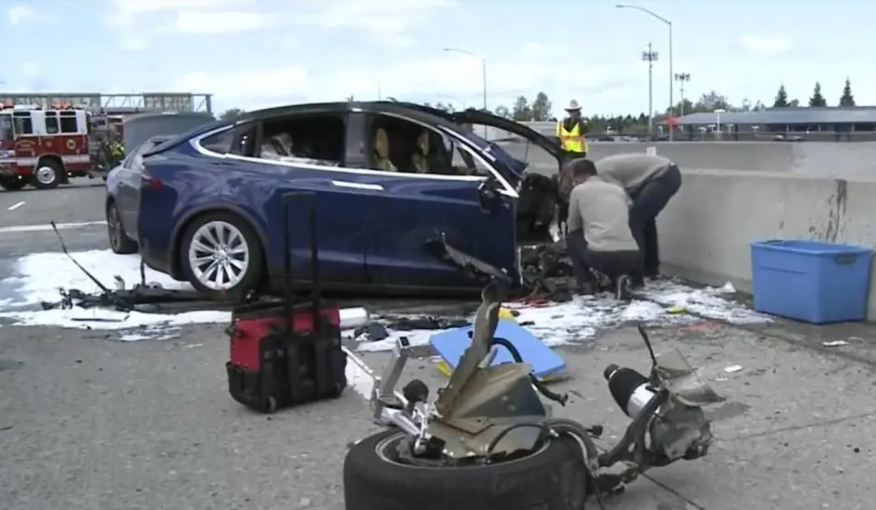 特斯拉美国车主自动驾驶撞死两人被起诉，汽车自动驾驶事故谁之过？