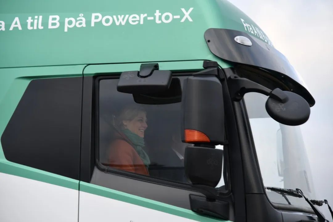 丹麦交通部长试乘吉利远程重卡，甲醇技术助力欧洲低碳发展