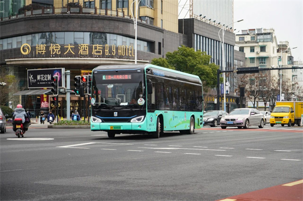 春暖花开，吉利星际客车焕新衢州市民出行