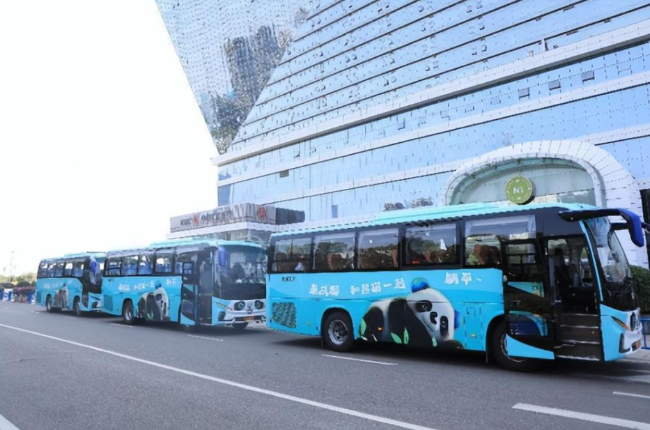 苏州金龙新V系“熊猫巴士”解锁旅运密码