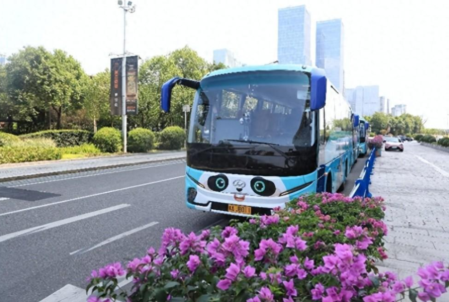 苏州金龙新V系“熊猫巴士”解锁旅运密码
