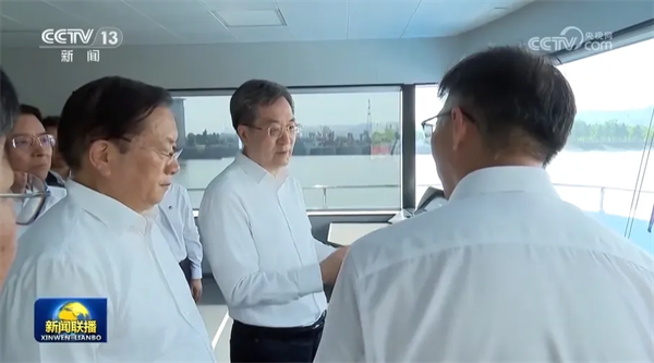 国务院副总理丁薛祥调研“三峡氢舟1”