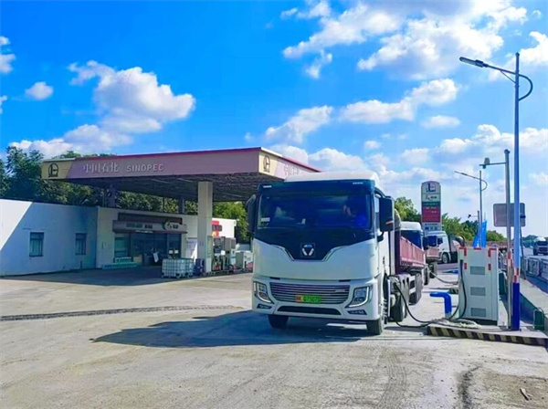 “近水楼台”抢占先机，加油站布局充电网络