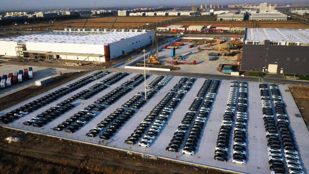 特斯拉上海工厂停放大批量现车 传周产能或已达千辆_